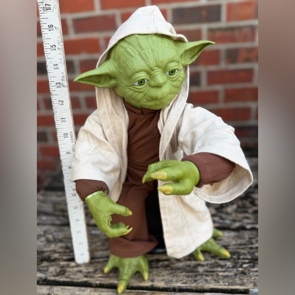 Star Wars Legendary Interactive Jedi Master 16” YODA  115 Phrases 360 Movement - Picture 8 of 11